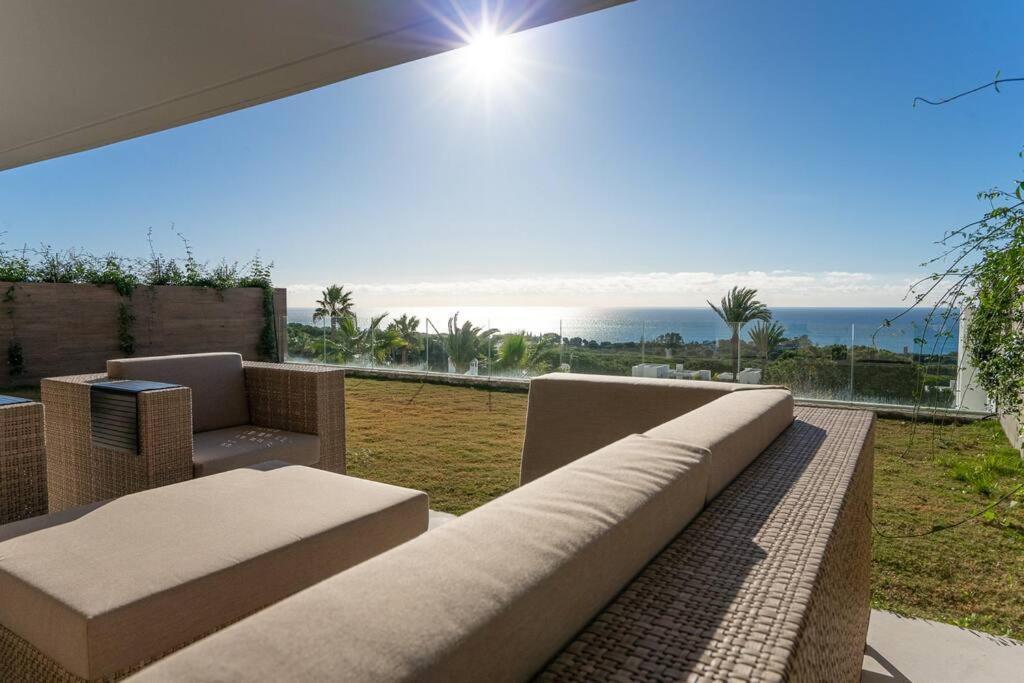 With Spectacular View In Cabopino Appartement Marbella